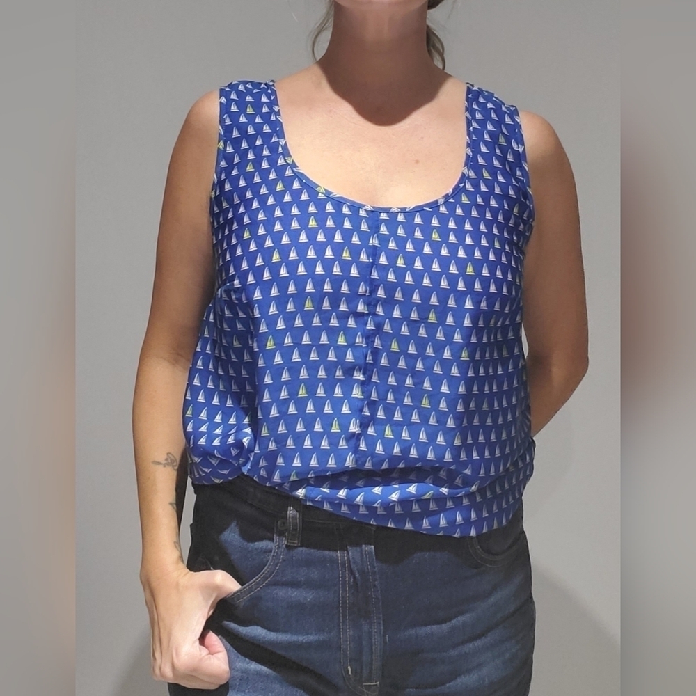 ⛵️ Nautical Sailboat Pattern ⛵️ sleeveless blouse size M blue, white Lime